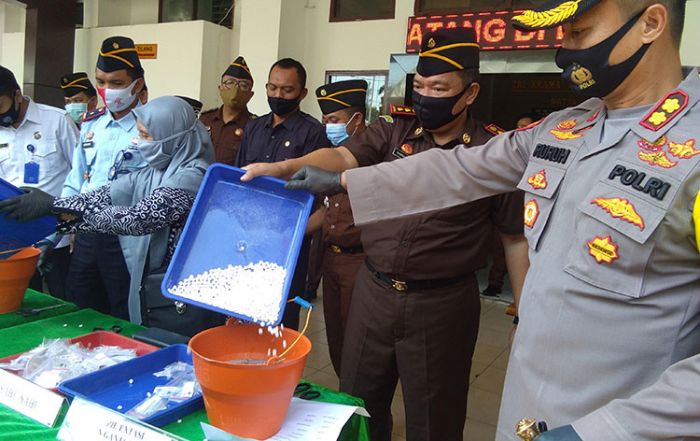 Kejari Tuban Musnahkan Ribuan Pil Dobel L, Sabu, Sajam, Hingga Ganja Kejari Tuban Musnahkan Ribuan Pil Dobel L, Sabu, Sajam, Hingga Ganja