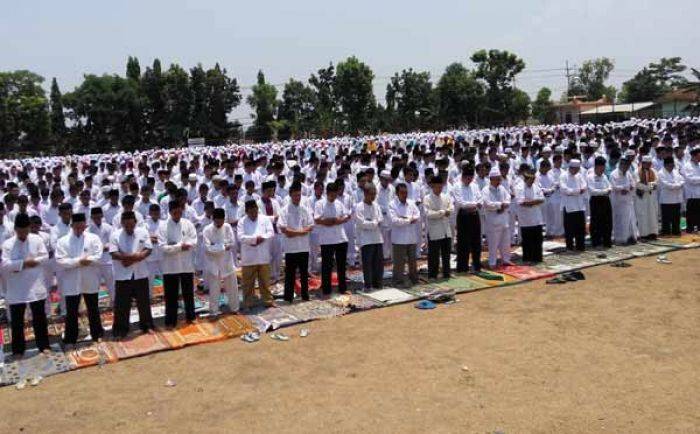 Minta Hujan, Ribuan Warga di Bojonegoro Kompak Gelar Salat Istisqa