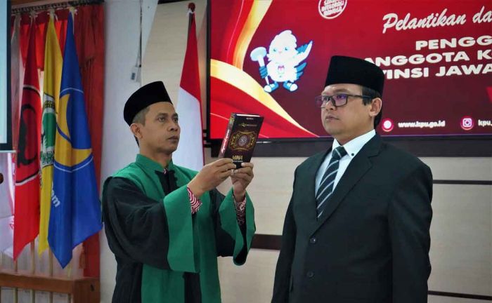 Athoillah Resmi Dilantik Jadi PAW Anggota KPU Jatim Periode 2019-2024 Athoillah Resmi Dilantik Jadi PAW Anggota KPU Jatim Periode 2019-2024