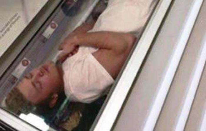Inggris Dilanda Gelombang Panas, Pria Ini Tidur di Freezer Pabrik Es Inggris Dilanda Gelombang Panas, Pria Ini Tidur di Freezer Pabrik Es