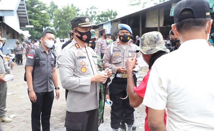 Kapolres Kediri Blusukan ke Pasar Bagikan Ribuan Masker Kapolres Kediri Blusukan ke Pasar Bagikan Ribuan Masker