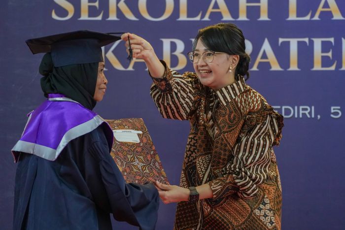 Ketua TP PKK Kabupaten Kediri Mewisuda Ribuan Lansia dari Program Selantang
