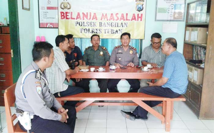 Cari Solusi Masalah Kehutanan, Kapolsek Bangilan Cangkrukan dengan Petugas Perhutani Cari Solusi Masalah Kehutanan, Kapolsek Bangilan Cangkrukan dengan Petugas Perhutani