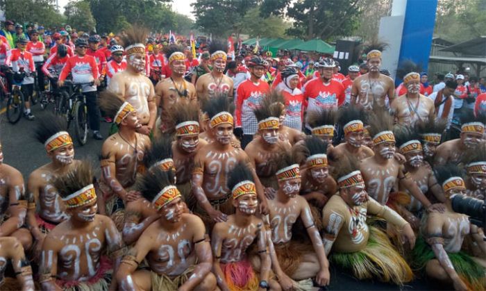 Ngontel Bareng Tiga Pilar dan Ribuan Warga Jatim, Peserta Kenakan Pakaian Adat dari 37 Provinsi