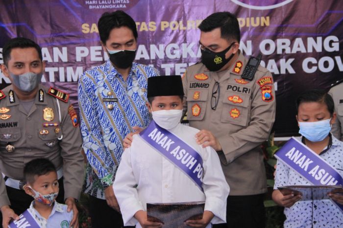 Peringati Hari Lalu Lintas Bhayangkara, Polres Madiun Angkat Anak Yatim Korban Covid Jadi Anak Asuh Peringati Hari Lalu Lintas Bhayangkara, Polres Madiun Angkat Anak Yatim Korban Covid Jadi Anak Asuh