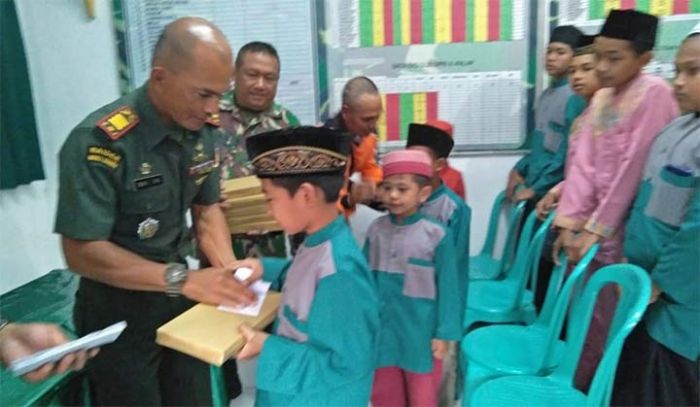 Meriahkan Ramadhan, Danramil Pakis Santuni Anak Yatim dan Bagi-bagi Takjil