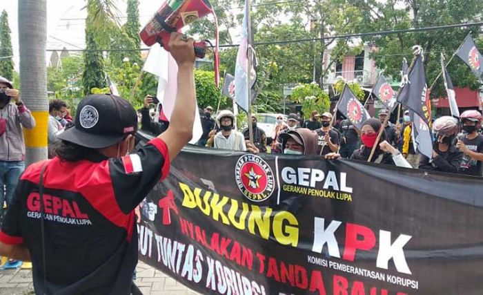Gepal Demo Dukung KPK Usut Dugaan Korupsi di PDAM Gresik Gepal Demo Dukung KPK Usut Dugaan Korupsi di PDAM Gresik