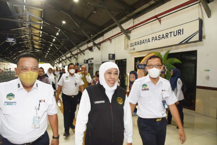 Gubernur Khofifah Tinjau Puncak Arus Balik di Stasiun Pasar Turi Gubernur Khofifah Tinjau Puncak Arus Balik di Stasiun Pasar Turi