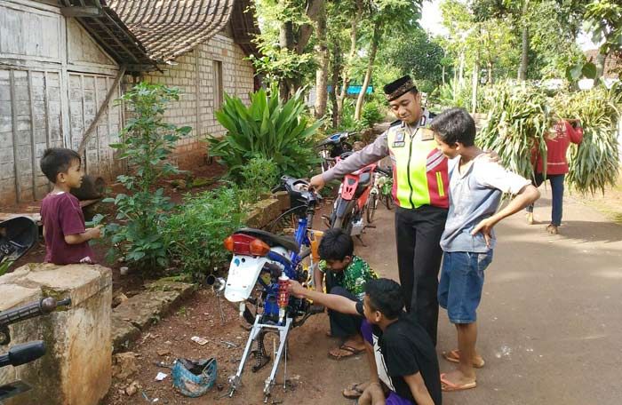 ​Ini Cara Bhabinkamtibmas Tegalrejo Tuban Tekan Angka Kecelakaan