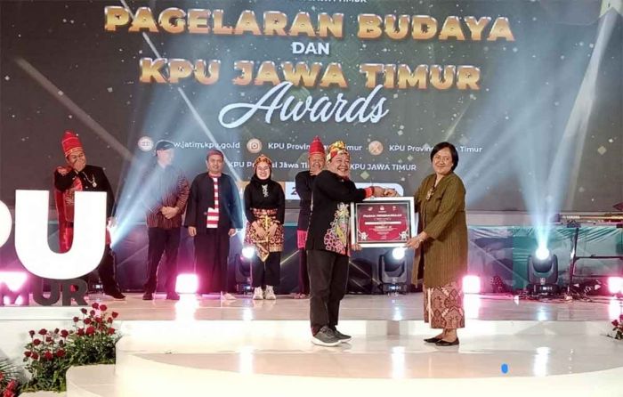 KPU Kabupaten Mojokerto Raih 3 Penghargaan Terbaik Tingkat Provinsi KPU Kabupaten Mojokerto Raih 3 Penghargaan Terbaik Tingkat Provinsi