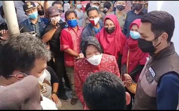 Ditemukan Dugaan Penyelewengan, Kepala Dinsos Tuban Tertunduk saat Dimarahi Mensos Risma Ditemukan Dugaan Penyelewengan, Kepala Dinsos Tuban Tertunduk saat Dimarahi Mensos Risma