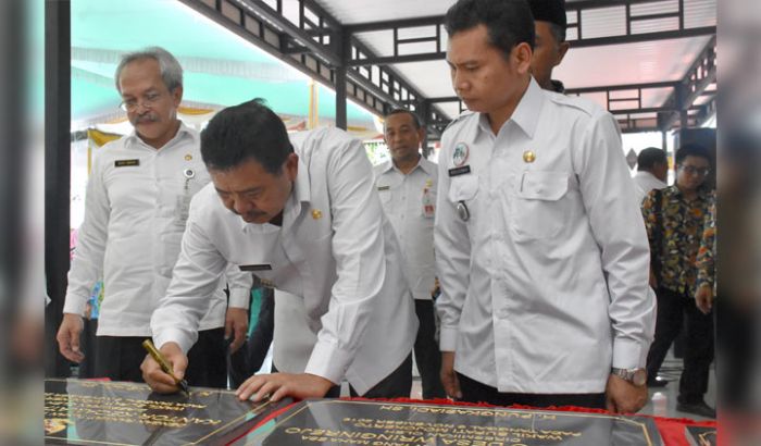 Wabup Mojokerto Serahkan BK Desa Senilai Rp 2,5 Miliar Wabup Mojokerto Serahkan BK Desa Senilai Rp 2,5 Miliar