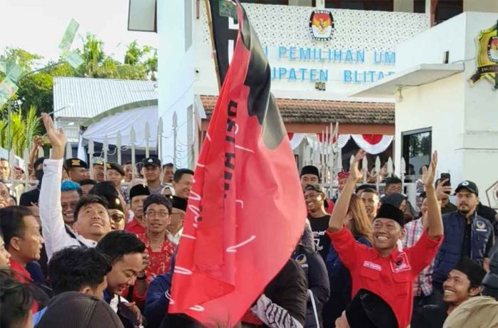 Aksi Tebar Uang di KPU Kabupaten Blitar Aksi Tebar Uang di KPU Kabupaten Blitar