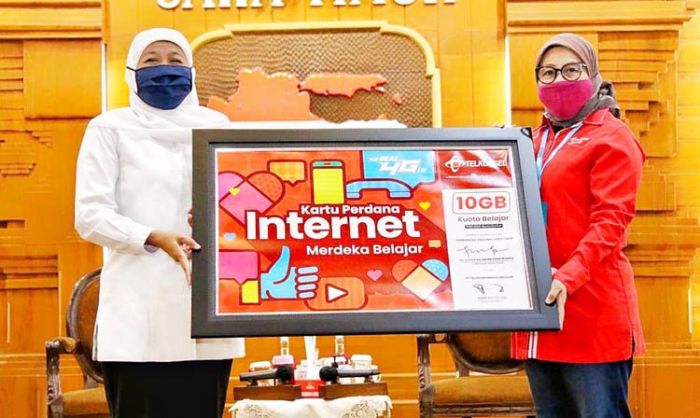 Terima Bantuan 1,3 Juta Paket Data dari Telkomsel, Khofifah: Bisa Kurangi Disparitas Kota dan Desa Terima Bantuan 1,3 Juta Paket Data dari Telkomsel, Khofifah: Bisa Kurangi Disparitas Kota dan Desa