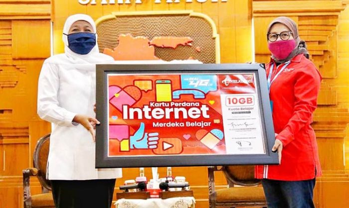 Terima Bantuan 1,3 Juta Paket Data dari Telkomsel, Khofifah: Bisa Kurangi Disparitas Kota dan Desa