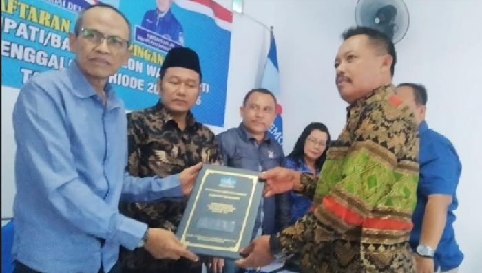 Calon Kuat Pendamping Bupati Arifin di Pilkada Trenggalek Daftar ke Partai Demokrat Calon Kuat Pendamping Bupati Arifin di Pilkada Trenggalek Daftar ke Partai Demokrat