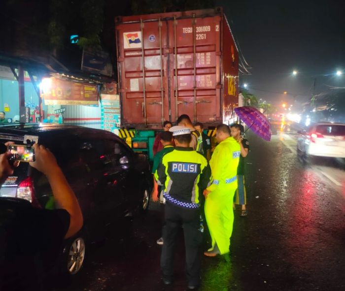 Laka Beruntun di Geluran Sidoarjo, Mahasiswi Tewas Usai Motor Tabrak Mobil dan Tersambar Truk