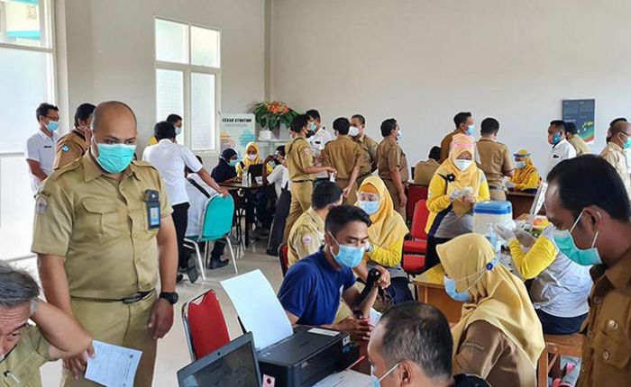 Ada Kerumunan Saat Pelaksanaan Vaksinasi di Disdik Bangkalan Ada Kerumunan Saat Pelaksanaan Vaksinasi di Disdik Bangkalan