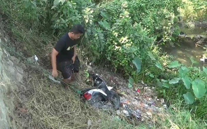 Diduga Berkendara Sambil Bergurau, Pemotor di Bangkalan Nyungsep ke Sungai Diduga Berkendara Sambil Bergurau, Pemotor di Bangkalan Nyungsep ke Sungai