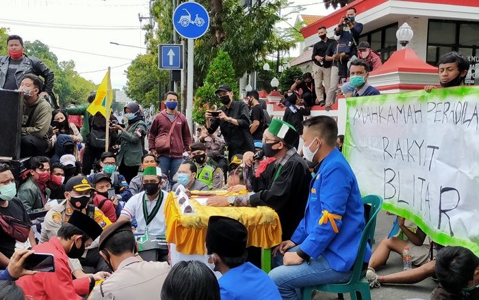 Tolak UU Cipta Kerja, Gabungan Mahasiswa Gelar Sidang Rakyat di Depan DPRD Kota Blitar Tolak UU Cipta Kerja, Gabungan Mahasiswa Gelar Sidang Rakyat di Depan DPRD Kota Blitar