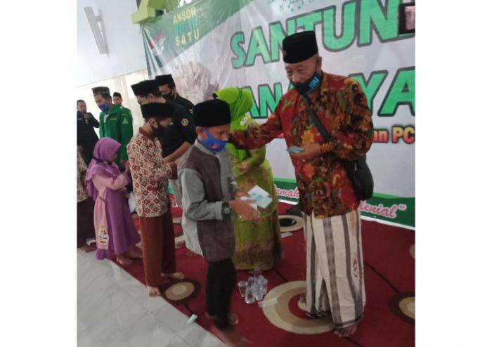 Peringati Harlah NU, Ketua PCNU dan Ansor Bangil Santuni 100 Anak Yatim Piatu