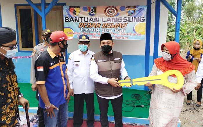 Bedah Rumah Warga Tak Mampu, Sahabat Berbagi Dapat Dukungan Penuh Wabup Tuban Bedah Rumah Warga Tak Mampu, Sahabat Berbagi Dapat Dukungan Penuh Wabup Tuban