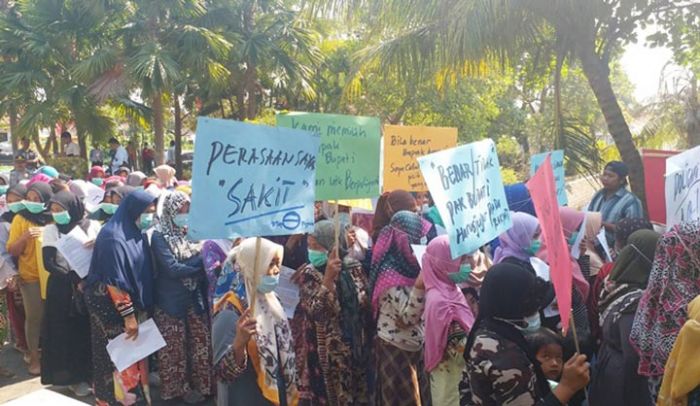 Kecewa Bupati Bangkalan Kawin Lagi, Emak-emak Gelar Aksi Bisu Kecewa Bupati Bangkalan Kawin Lagi, Emak-emak Gelar Aksi Bisu
