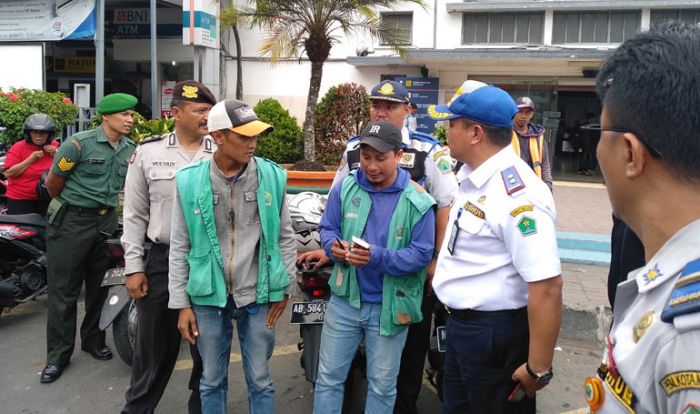 Mulai Tahun Depan, Dishub Kota Malang Gembok dan Tilang Kendaraan yang Parkir Sembarangan Mulai Tahun Depan, Dishub Kota Malang Gembok dan Tilang Kendaraan yang Parkir Sembarangan