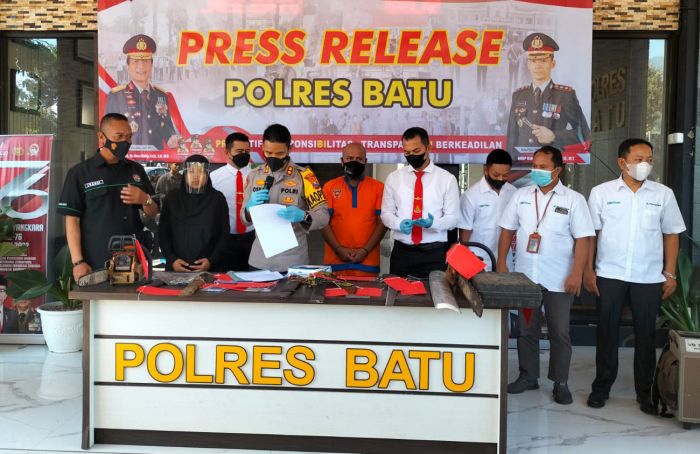 Polres Batu Tangkap Pelaku Penipuan Bermodus Jual Tanah Kavling Polres Batu Tangkap Pelaku Penipuan Bermodus Jual Tanah Kavling