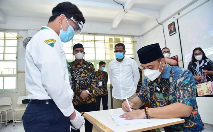 Persiapkan Sekolah Tatap Muka, Cak Eri Koordinasi Terus dengan Pemprov Jatim Persiapkan Sekolah Tatap Muka, Cak Eri Koordinasi Terus dengan Pemprov Jatim