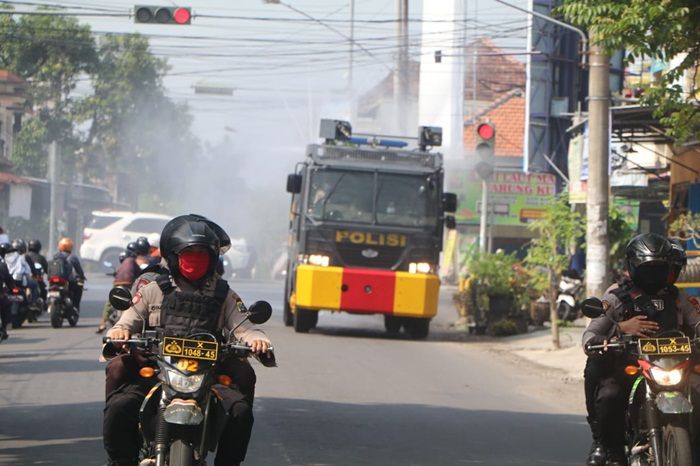 ​Cegah Meluasnya Covid-19, Polres Kediri Kota Semprotkan Disinfektan ke Jalan Raya