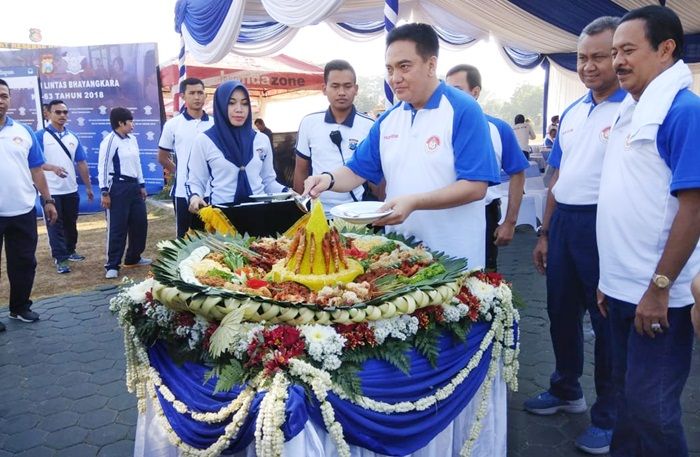 Puncak HUT Polantas ke-63, Polda Jatim Gelar Senam Bersama dan Potong Tumpeng Puncak HUT Polantas ke-63, Polda Jatim Gelar Senam Bersama dan Potong Tumpeng