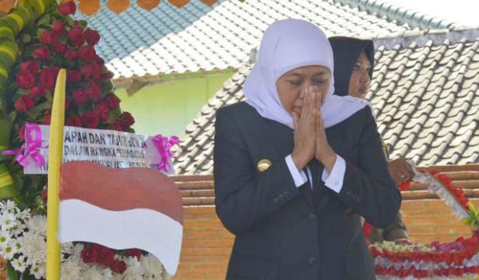 Ziarah Ke Makam Gubernur Jatim Pertama, Khofifah Santuni Anak Yatim dan Ahli Waris