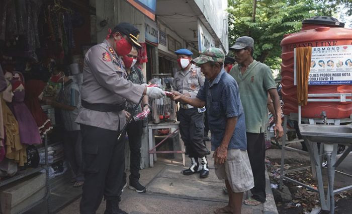 Peringati HUT Bhayangkara ke-74, Kapolres Probolinggo Kota Bagi-Bagi Masker ke Tukang Becak Peringati HUT Bhayangkara ke-74, Kapolres Probolinggo Kota Bagi-Bagi Masker ke Tukang Becak