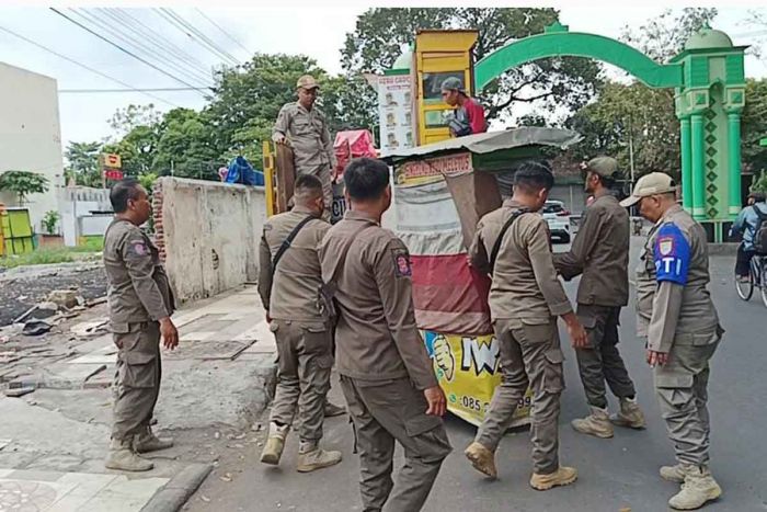 Satpol PP Kota Probolinggo Tindak Tegas PKL yang Masih Berjualan di Trotoar Alun-alun Satpol PP Kota Probolinggo Tindak Tegas PKL yang Masih Berjualan di Trotoar Alun-alun