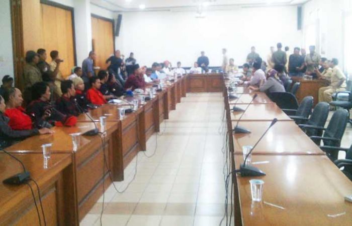 Pasca Didemo, DPRD Pasuruan Janji Fasilitasi Seratu Bertemu Pemkab Bahas SPAM Umbulan Pasca Didemo, DPRD Pasuruan Janji Fasilitasi Seratu Bertemu Pemkab Bahas SPAM Umbulan
