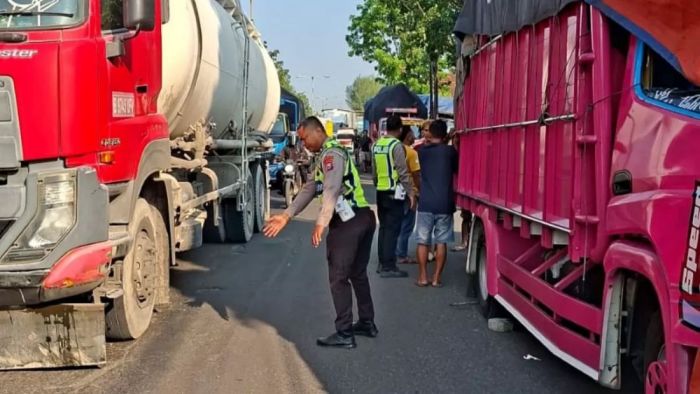 Truk Colt Diesel Tabrak Fuso Parkir di Jalur Babat-Lamongan, Sopir Luka Ringan