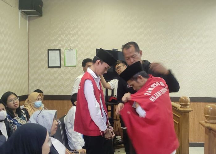 PN Sidoarjo Jatuhi Vonis Hukuman Mati 2 Terdakwa Pengedar Sabu 88,5 Kg Jaringan Internasional PN Sidoarjo Jatuhi Vonis Hukuman Mati 2 Terdakwa Pengedar Sabu 88,5 Kg Jaringan Internasional