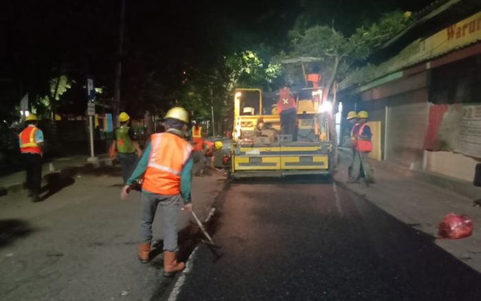 URC Bima DPUTR Gresik Mulai Perbaiki Kerusakan Jalan Arif Rahman Hakim