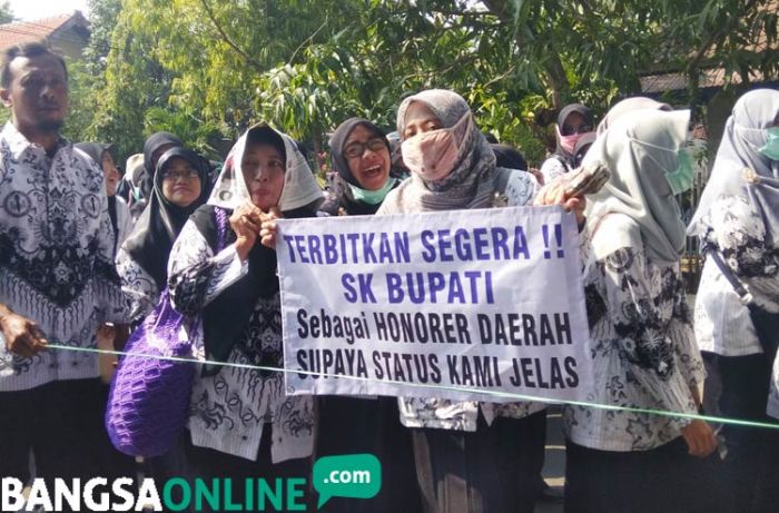 Demo Kantor Bupati, Ratusan Guru Honorer dan PTT Lamongan Ancam Mogok Kerja