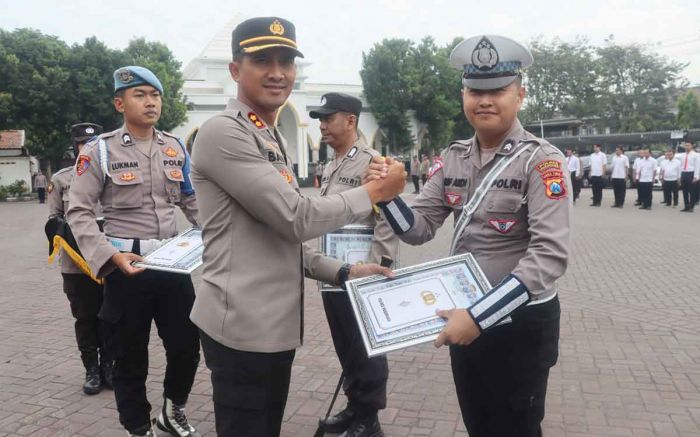 Kapolres Pasuruan Beri Penghargaan untuk 4 Anggota Berprestasi Kapolres Pasuruan Beri Penghargaan untuk 4 Anggota Berprestasi