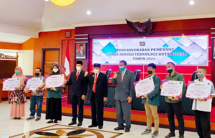 Wali Kota Santoso Serahkan Hadiah kepada Pemenang Lomba Inovasi Teknologi Kota Blitar