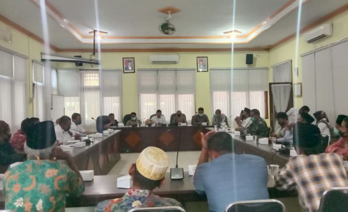 Hearing Terkait Pantai Tengket, Kepala Desa Maneron Tetap Desak Wisata Ditutup Hearing Terkait Pantai Tengket, Kepala Desa Maneron Tetap Desak Wisata Ditutup