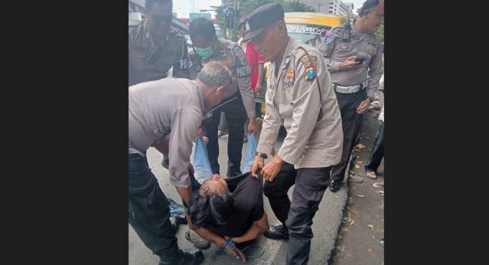 Warga dan Polisi Ringkus Copet di Angkutan Umum Warga dan Polisi Ringkus Copet di Angkutan Umum