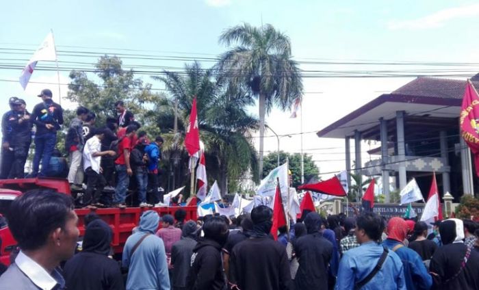 Ratusan Mahasiswa dan Buruh di Jember Unjuk Rasa Tolak RUU Cika Konsep Omnibus Law