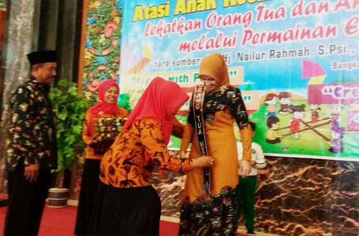 Ny. Nailur Rahmah "Orang Tua Hebat" Paparkan Cara Mengasuh Anak di Era Digital Ny. Nailur Rahmah "Orang Tua Hebat" Paparkan Cara Mengasuh Anak di Era Digital