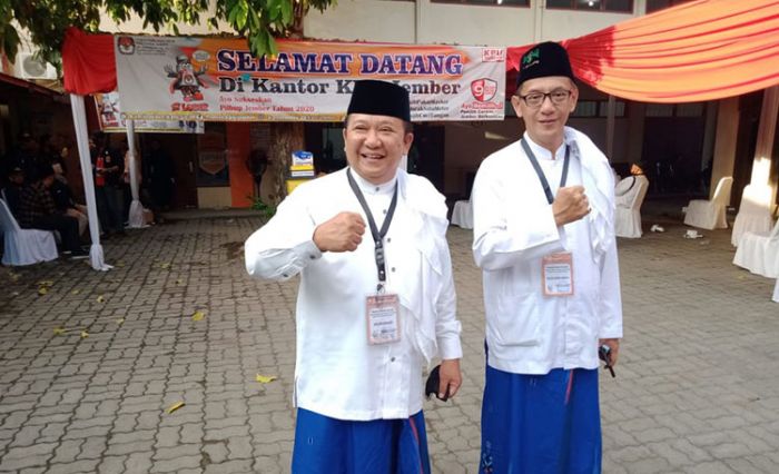Ketua Partai Pengusung dan Ribuan Simpatisan Antar Hendy-Gus Firjaun Daftar ke KPU Ketua Partai Pengusung dan Ribuan Simpatisan Antar Hendy-Gus Firjaun Daftar ke KPU