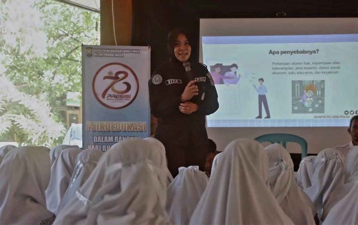 Polwan Polres Probolinggo Edukasi Pelajar SMAN 1 Paiton Polwan Polres Probolinggo Edukasi Pelajar SMAN 1 Paiton