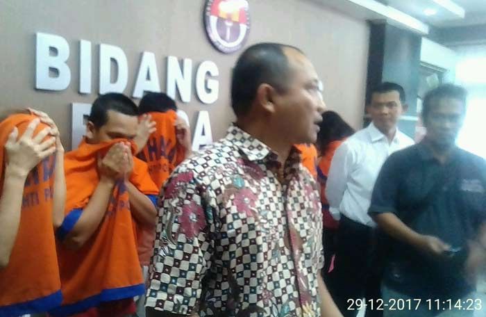Polda Jatim Ungkap Kasus Judi Online Beromzet Rp 5 Miliar Polda Jatim Ungkap Kasus Judi Online Beromzet Rp 5 Miliar