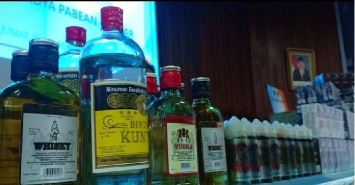 Bea Cukai Blitar Ungkap Puluhan Kasus Peredaran Rokok dan Miras Ilegal Bea Cukai Blitar Ungkap Puluhan Kasus Peredaran Rokok dan Miras Ilegal